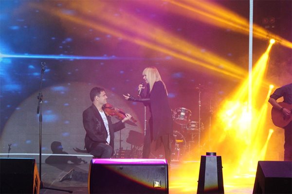 Лили Иванова и Васко Василев изпълняват песента “Ти дойде”.

