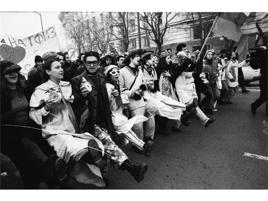 Студенти от НАТФИЗ на протестен хепънинг на ул. “Раковски” в София през декември 1996 г. срещу правителството на Жан Виденов.
