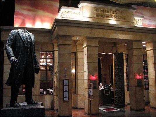 Негов паметник без глава има пред руски ресторант в Лас Вегас