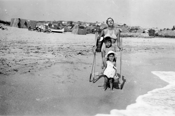 Агент Тенев като малък на плажа на Созопол заедно с майка си Анна и по- малкия си брат Божидар СНИМКА: ЛИЧЕН АРХИВ