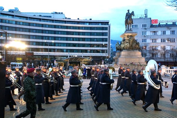 Гвардейски оркестър пред парламента по случай 3-ти март.