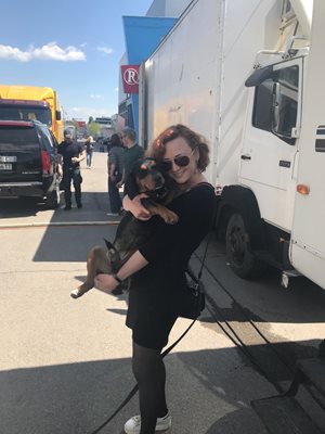 Станислава Айви позира с кученцето на Джерард - Шушка