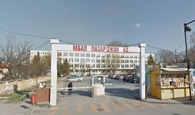 Пострадалият е откаран в областната болница в Пазарджик, където лекари се борят за живота му.   СНИМКА: Гугъл стрийт вю