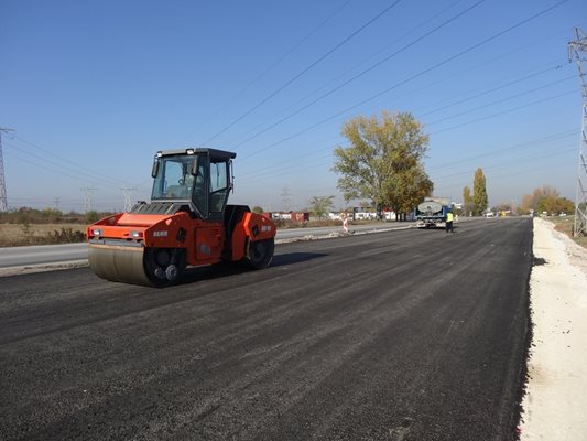 Първият асфалт се полага на новото трасе Пловдив-Асеновград.