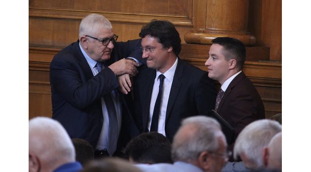 Крум Зарков от БСП не спази партийната повеля и гласува против разглеждането на хартиената бюлетина. На снимката е с Петър Кънев и Явор Божанков.
