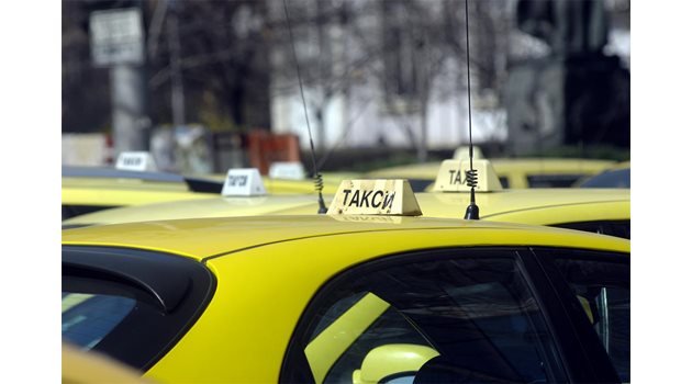 Таксита призовани да блокират кръстовището на "Черни връх" в 17 часа