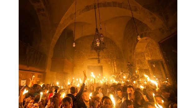 Православни богомолци от цял свят идват да вземат благодатния огън.