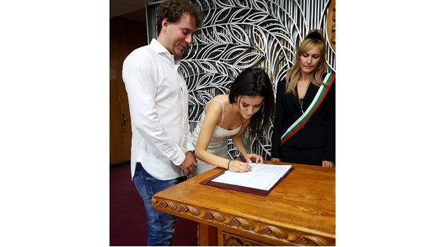 Младото семейство на церемонията по подписване на граждански брак. Снимки: Личните профили на Мона Недева и Радослав Гочев в инстаграм.
