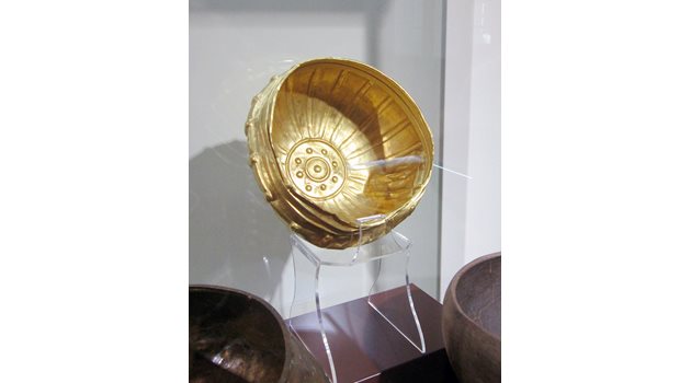 Златната купа от Казичене отпреди 2800-3000 години. Музей на София, 2015 г.