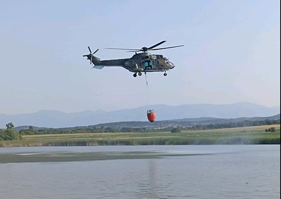 Хеликоптер се включи снощи в гасенето на пожара в община Калояново и днес е в готовност пак да излети.