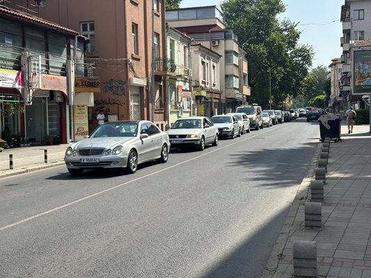 Улица "Гладстон" сега е с две ленти и по нея непрекъснато се точат колони от автомобили.