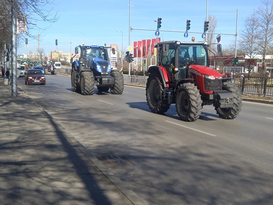 Тракторите на земеделците влизат в Пловдив.


Снимки: Авторът