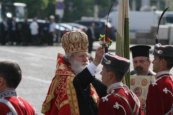 Патриарх Неофит освещава бойните знамена на българската армия. Снимки: Николай Литов