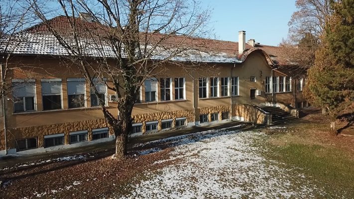 Домът за дементни в с. Горско Косово се помещава в бивше училище.
