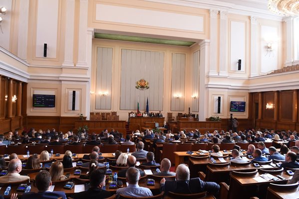В парламента Снимки: Велислав Николов