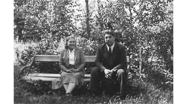 Вълко Червенков и съпругата му с Елена. 