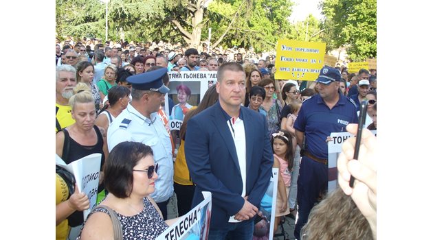 Пред Съдебната палата на Стара Загора се събраха хиляди в подкрепа на 18-годишната Дебора. Сред тях бе кметът Живко Тодоров.