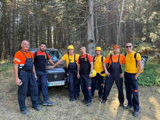 Доброволците от ДФ "Асеневци" участват в потушаването на пламъците в труднодостъпния район. Снимка: Община Асеновград