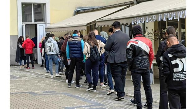 Абитуриенти се редят на опашка, за да се явят на матурата по български в столичното 18-о училище.

СНИМКИ: РУМЯНА ТОНЕВА