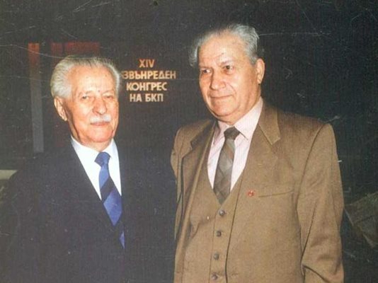 Антон Югов (вляво) и проф. Филю Христов като делегати на ХІV конгрес на БКП на 31 януари 1990 г.