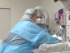 Лекари извадиха бебе от утробата на майка му и го върнаха (Видео)