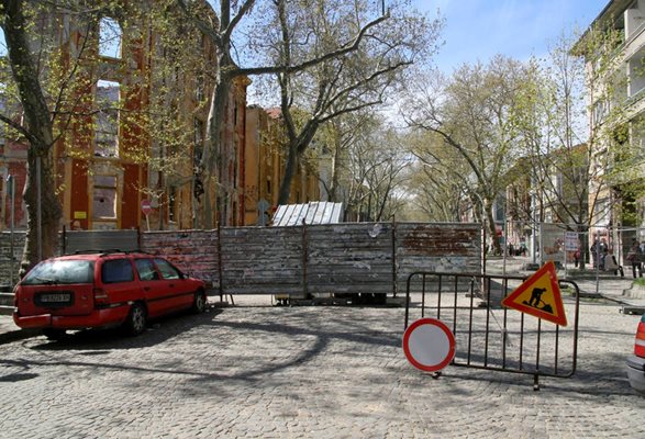 От 20 август м.г. улица "Иван Вазов" е забранена за автомобили покрай изгорелите складове.