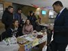 Кметът на Благоевград купи два кашона лакомства от благотворителен базар