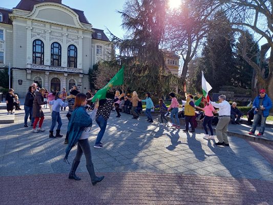 Противниците на зеления сертификат протестираха срещу него с хоро в центъра на Пловдив.