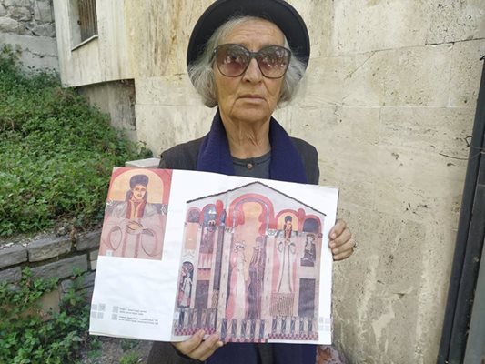 Русалия Кирова показва от каталог какво е представлявало сграфитото на художника Димитър Киров.