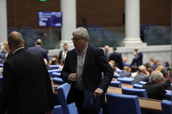Станимир Михайлов си тръгва от пленарната зала след гласуването на оставката си