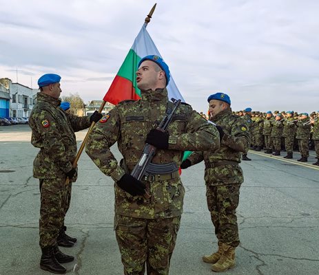 Новопостъпил кадрови войник произнася "Заклех се".