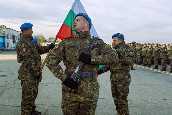 Новопостъпил кадрови войник произнася "Заклех се".