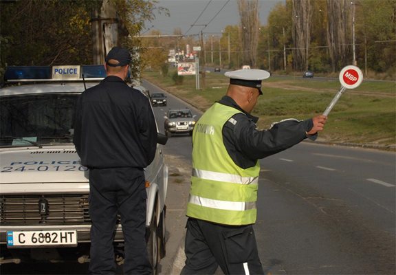 Бивше ченге върти частен КАТ