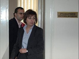 Мартин Димитров излиза от кабинета на Екатерина Михайлова от ДСБ.


