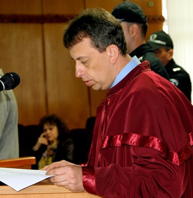 Обвинителят Иван Перпелов заяви, че водещата роля в досъдебното производство е на прокуратурата.