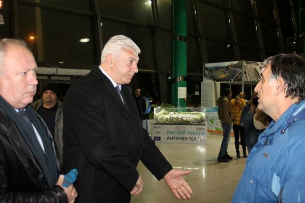 Областният на Пловдив Здравко Димитров и заместникът му Петър Петров посрещнаха изтерзаните пасажери. Снимки: Областната администрация-Пловдив