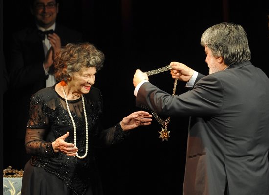 Вежди Рашидов награждава Стоянка Мутафова ден след рождения й ден - 2 февруари, на сцената на Сатиричния театър, през 2012 г., когато празнува 90-годишния си юбилей.