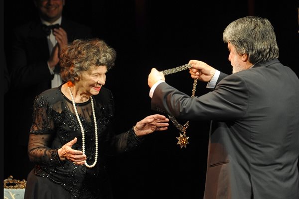 Вежди Рашидов награждава Стоянка Мутафова ден след рождения й ден - 2 февруари, на сцената на Сатиричния театър, през 2012 г., когато празнува 90-годишния си юбилей.