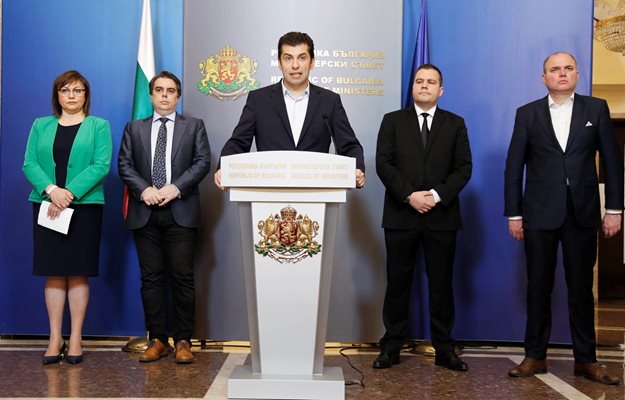 Премиерът Кирил Петков обяви мерките в сряда. До него бяха Корнелия Нинова, Асен Василев, Станислав Балабанов и Владислав Панев.