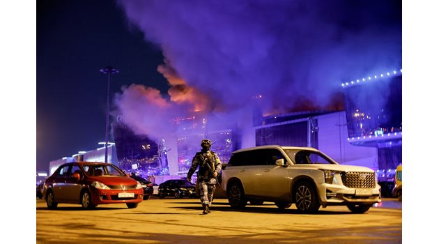 "Крокус сити хол" гори след терористичната атака. СНИМКА: РОЙТЕРС