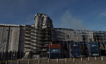 Фасадата на изгорялата борса в Копенхаген частично се срути (Снимки)
