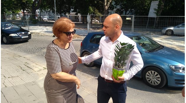 Менда Стоянова уважи събитието, кметът на "Тракия" Костадин Димитров донесе цвете в саксция и стойка за велосипеди.