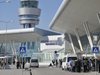 Полски самолет с туристи кацна аварийно в София,  счупил  стъкло при пилотите