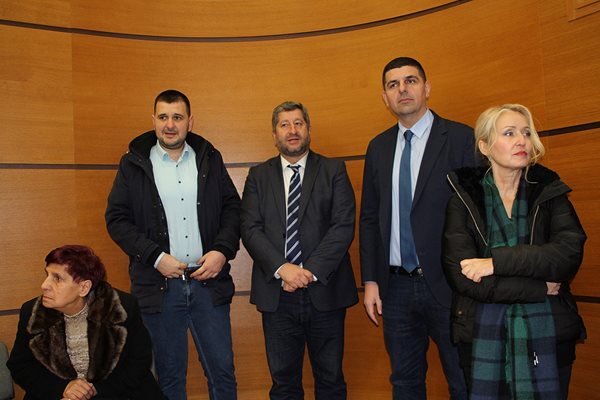 Йордан Иванов, Христо Иванов и Ивайло Мирчев от “Демократична България” (от ляво на дясно) за втори път идват на сесия за панаира.