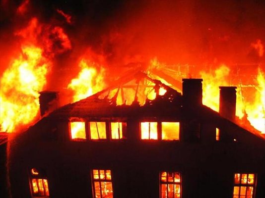 6 часа горя сградата в центъра на Хасково. 
СНИМКА: АВТОРЪТ