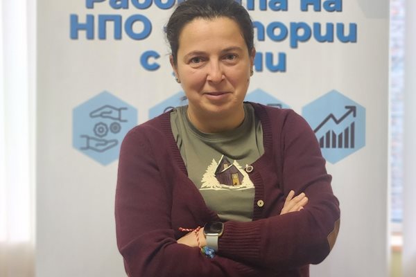 Ива Лазарова е част от екипа на Институт за развитие на публичната среда от 2007 г., a от 2017 г. е изпълнителен директор на организацията. Има магистърска степен по международни отношения от СУ “Св. Климент Охридски”. Като част от различни програми тя е работила в неправителствени организации в САЩ, изучавайки ролята на новите дигитални инструменти за борбата с корупцията и доброто управление. През 2019 г. е стипендиант на The German Marshall Fund of the US.