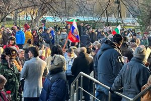 Десетки протестират с руски знамена в Пловдив срещу махането на Альоша (Снимки)