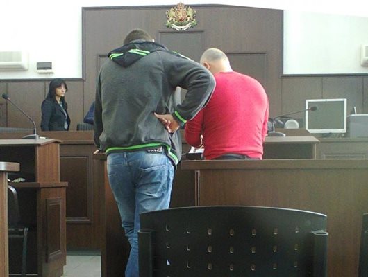 Александър Господинов и адвокатът му в съдебната зала. Снимка: "Марица"