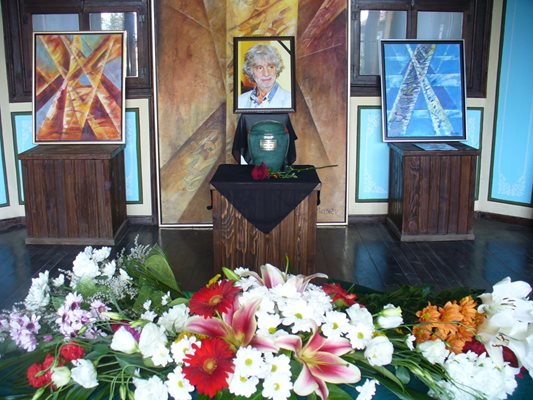 Траурният кът с картини и урната с праха на Никола Манев, подреден за погребението му днес в Чирпан. Сред картините има и от последните, които художникът изпратил в града СНИМКИ: Ваньо Стоилов
