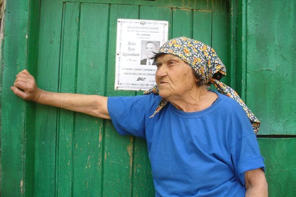 88-годишната баба Пенка Тенева е вдовица почти от 17 години и живее сама в село Дъбово.